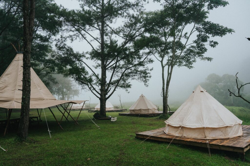 le camping en tentes avec terrasses est dans la forêt dans la brume