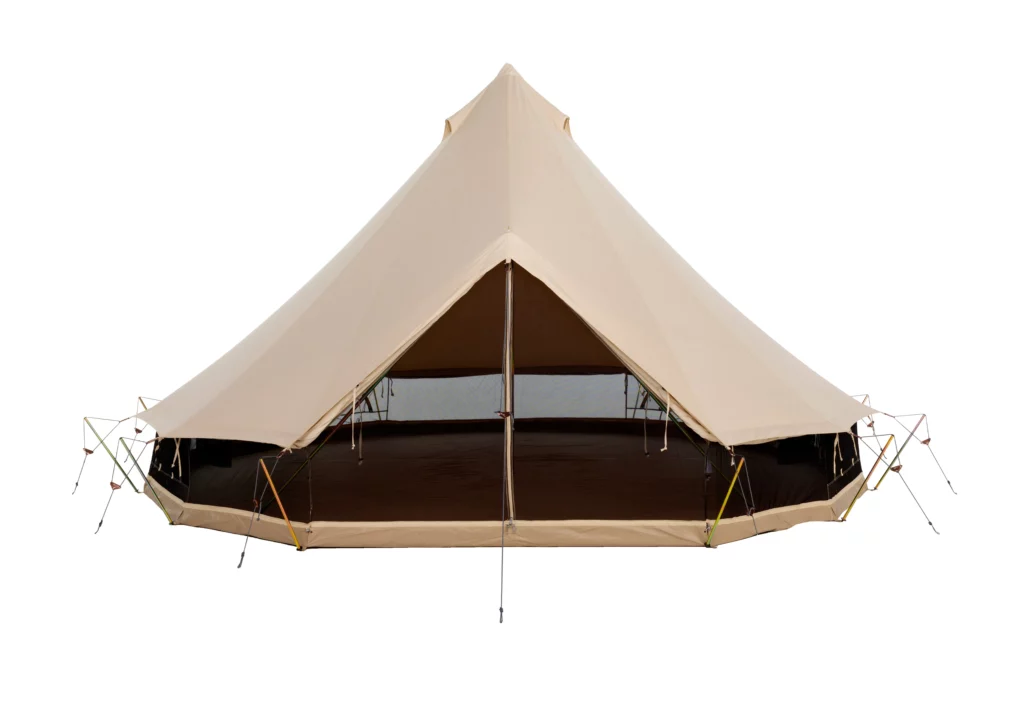 On voit une grande tente tipi ouverte, en toile beige